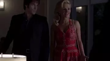 La robe à imprimé bandana rouge de Sookie Stackhouse (Anna Paquin) dans True Blood (S02E05)