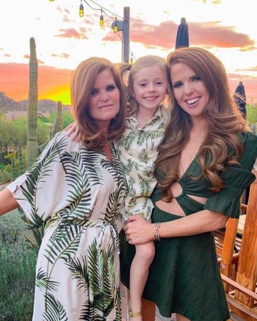 Tularosa Nanette Robe de Tara Gibson sur l'Instagram account @themrsgibby