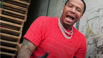Dior Rouge Oblique Coton Terry Jacquard T-shirt en rouge porté par Moneybagg Yo en Moi Vs Moi (official Music Video)