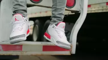 Nike Jordan 3 Retro Hall of Fame des baskets portées par Moneybagg Yo en Moi Vs Moi (official Music Video)