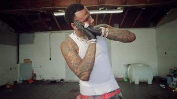 Off-Blanc Caoutchouc Industriel Ceinture porté par Moneybagg Yo en Moi Vs Moi (official Music Video)