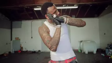 Off-Blanc Caoutchouc Industriel Ceinture porté par Moneybagg Yo en Moi Vs Moi (official Music Video)