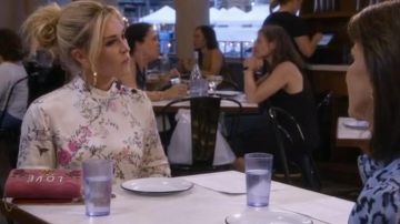 Blusa floral blanca usada por Tinsley Mortimer en The Real Housewives of New York City Temporada 12 Episodio 6