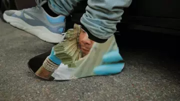 Dior B22 Blanc Bleu sneakers porté par Moneybagg Yo en Moi Vs Moi (official Music Video)