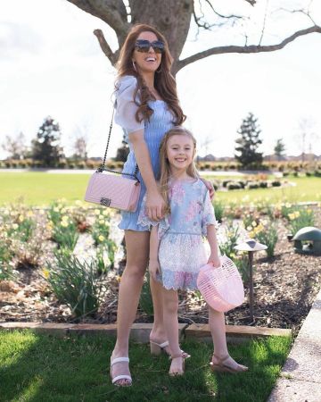 Steve Madden Slide San­dal of Tara Gibson on the Instagram account @themrsgibby