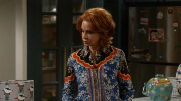Blusa de estampado mixto usada por Beverly (Swoosie Kurtz) en Man with a Plan Temporada 4 Episodio 8