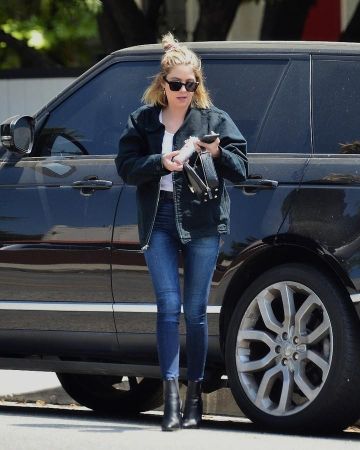 Rag & bone Capri Jeans porté par Ashley Benson Los Angeles le 9 Mai 2020
