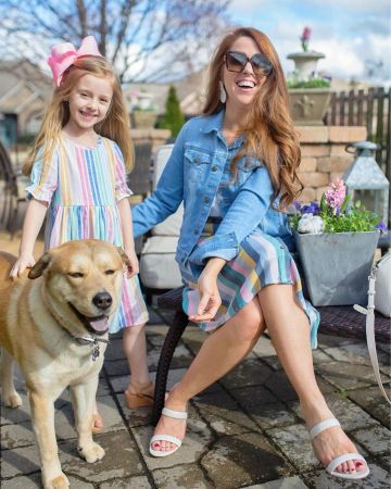 Steve Madden Slide San­dal of Tara Gibson on the Instagram account @themrsgibby