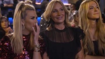 Pendientes de arco de cuentas negras usados por Sonja Morgan en The Real Housewives of New York City Temporada 12 Episodio 6