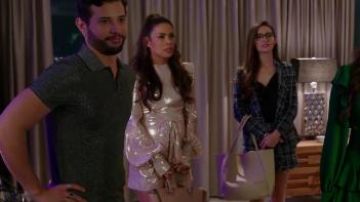 Anillo chapado en oro usado por Cristal Carrington (Daniella Alonso) en Dinastía Temporada 3 Episodio 20