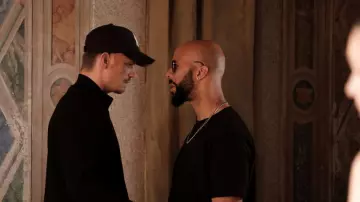 Collar inoxidable usado por Grens (Común) en The Informer