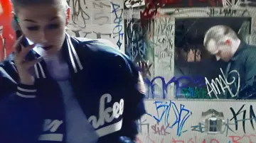 Chaqueta Bomber de los Yankees de Nueva York usada por Wilcox (Rosamund Pike) como se ve en The Informer