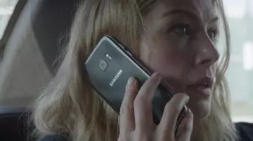 Smartphone Samsung Galaxy S7 utilizado por Wilcox (Rosamund Pike) en The Informer