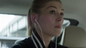 Auriculares Samsung utilizados por Wilcox (Rosamund Pike) en The Informer
