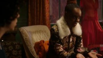 Chaqueta de cuello de piel floral usada por Josie McCoy (Ashleigh Murray) en Katy Keene Temporada 1 Episodio 12