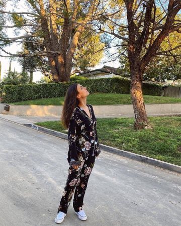 Johnny fue pantalón de pijama usado por Victoria Justice Instagram 7 de mayo de 2020
