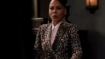 Leop­ard Print Blaz­er worn by Tegan Price (Amirah Vann) in How to Get Away with Murder Season 6 Episode 14