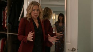 Burgundy Blazer worn by Jen Harding (Christina Applegate) in Dead to Me Season 2 Episode 2