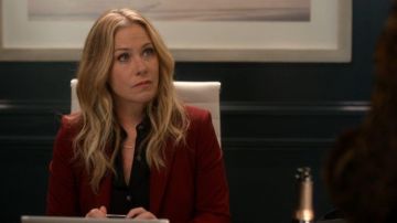 Gorjana Chloe Small Stud Earrings worn by Jen Harding (Christina Applegate) in Dead to Me Season 2 Episode 2