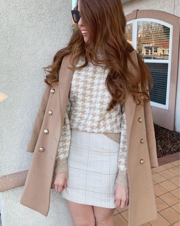 Short Skirt of Tara Gibson on the Instagram account @themrsgibby