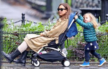 Dior camp de démarrage faible en brillant en caoutchouc - Chaussures portés par Irina Shayk la Ville de New York, le 6 Mai 2020