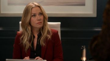 Gold Chain Necklace worn by Jen Harding (Christina Applegate) in Dead to Me Season 2 Episode 2