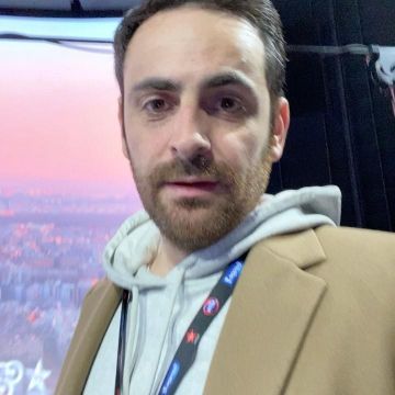 La sudadera gris de Camille Combal en su cuenta de Instagram @camillecombal