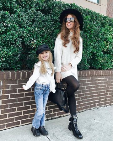 Botas en negro de Tara Gibson en la cuenta de Instagram @themrsgibby