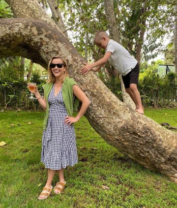 Ray-ban Po­lar­ized Sun­glass­es worn by Reese Witherspoon Instagram May 8, 2020