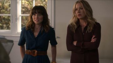 Vestido de bolsillo de manga corta usado por Judy Hale (Linda Cardellini) en Dead to Me Temporada 2 Episodio 3