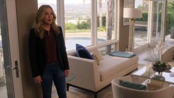 Black Blazer worn by Jen Harding (Christina Applegate) in Dead to Me Season 2 Episode 3