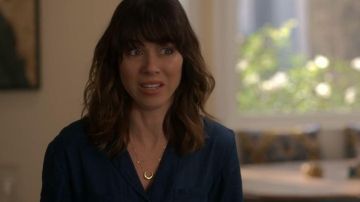 Collar de estrella de cuerno creciente usado por Judy Hale (Linda Cardellini) en Dead to Me Temporada 2 Episodio 3