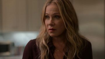 Chain Necklace worn by Jen Harding (Christina Applegate) in Dead to Me Season 2 Episode 3