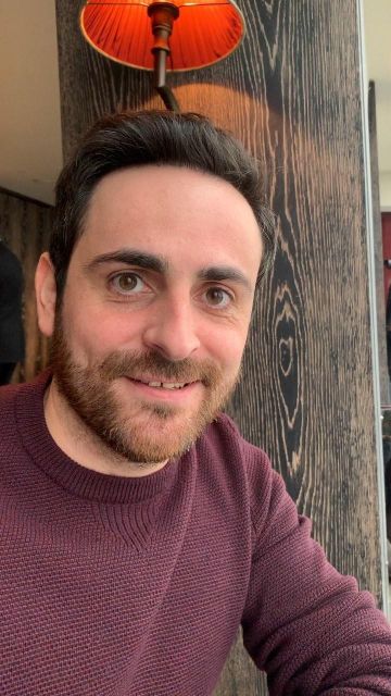 The knit sweater Bordeaux Camille Combal on his account Instagram @camillecombal
