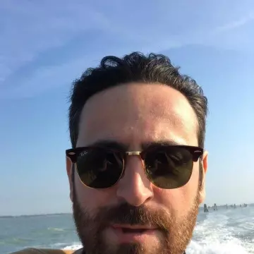 Les lunettes de soleil Ray-Ban portées par Camille Combal sur son compte Instagram @camillecombal