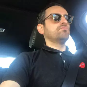 Le polo noir Comme Des Garçons de Camille Combal sur son compte Instagram @camillecombal