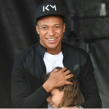 The white t-shirt of Kylian Mbappé on the account Instagram of @fan_kylian_mbappe_7