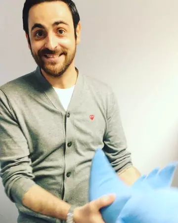 Le cardigan gris Comme Des Garçons de Camille Combal sur son compte Instagram @camillecombal