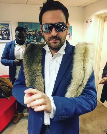The suit jacket blue worn by Camille Combal on his account Instagram @camillecombal