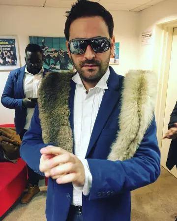 La veste de costume bleu portée par Camille Combal sur son compte Instagram @camillecombal