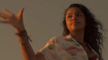 Camisa floral de manga corta usada por Kiara (Madison Bailey) en Outer Banks (S01E05)