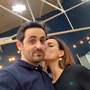 Le polo bleu marine de Camille Combal sur son compte Instagram @camillecombal