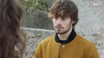 El bombardero amarillo mostaza de Maxime (Clément Rémiens) en la serie Tomorrow nos pertenece