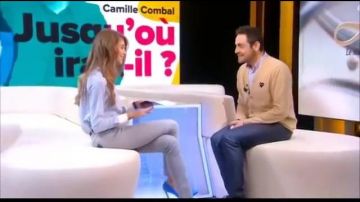El cardigan beige Comme Des Garçons usado por Camille Combal en el video Ophélie Meunier en Ouf! con Camille Combal