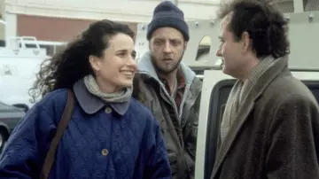 Le manteau bleu de Rita la journaliste (Andie MacDowell) dans le film Un jour sans fin