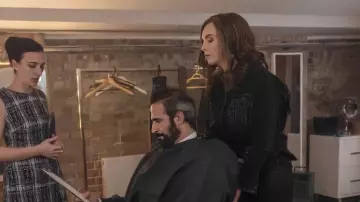 La veste noire à franges portée par Villanelle (Jodie Comer) dans Killing Eve (S03E06)