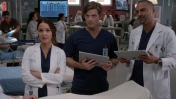 Microsoft Surface Pro utilizado por Dr. Atticus Lincoln (Chris Carmack) en Grey's Anatomy (S16E11)