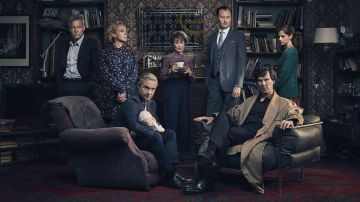 Vestido de vestir beige de Benedict Cumberbatch, también conocido como Sherlock Holmes, en una foto promocional de la serie Sherlock