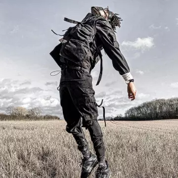 Les sangles sur les jambes de Scarlxrd sur son compte Instagram @scarlxrd