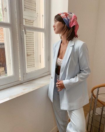 Le blazer long bleu ciel de Lison Seb sur son compte Instagram @lisonseb